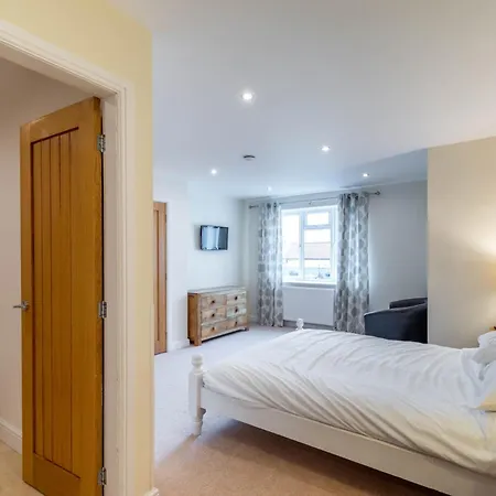 Holiday home 4 Bed In Langtoft 81235