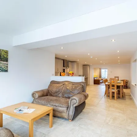 4 Bed In Langtoft 81235 Holiday home