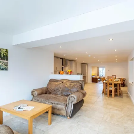 4 Bed In Langtoft 81235 Holiday home